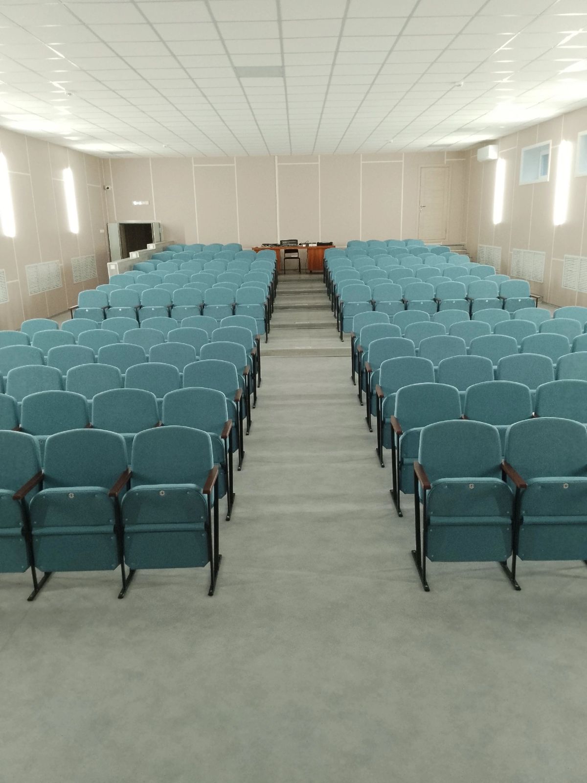 Кресло Театральное-2Н в школьном актовом зале