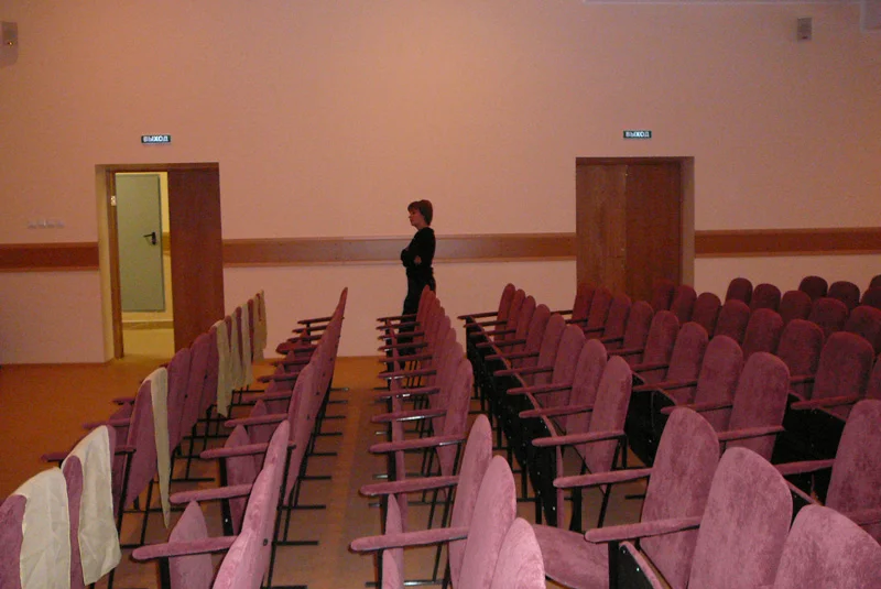 Актовый зал школы с нашими креслами