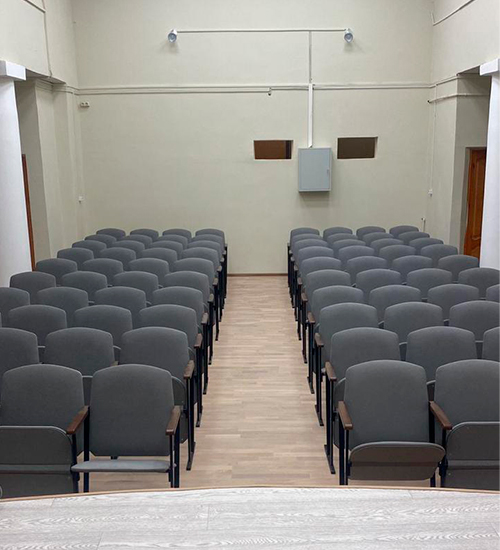 Кресло Театральное-2Н в школьном актовом зале