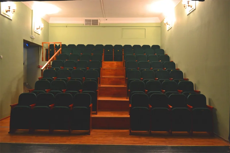 Театральный зал с креслами